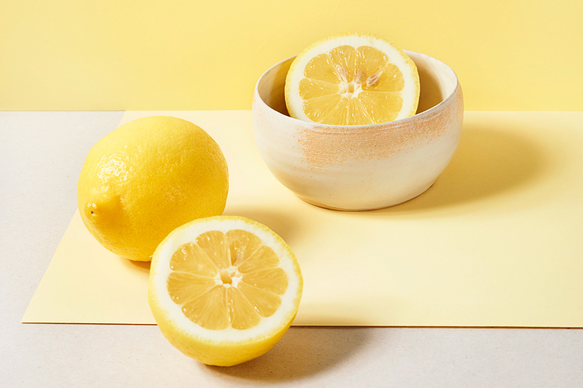 Produktfoto von Keramikschüssel mit Zitronen