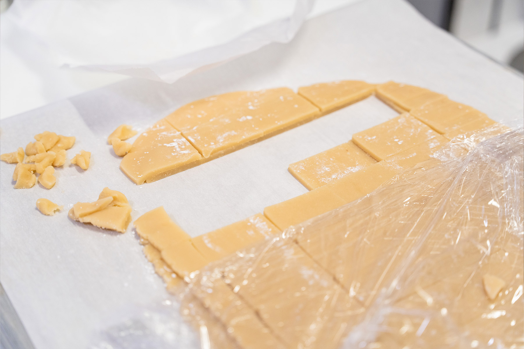 Marzipan am Blech geschnitten