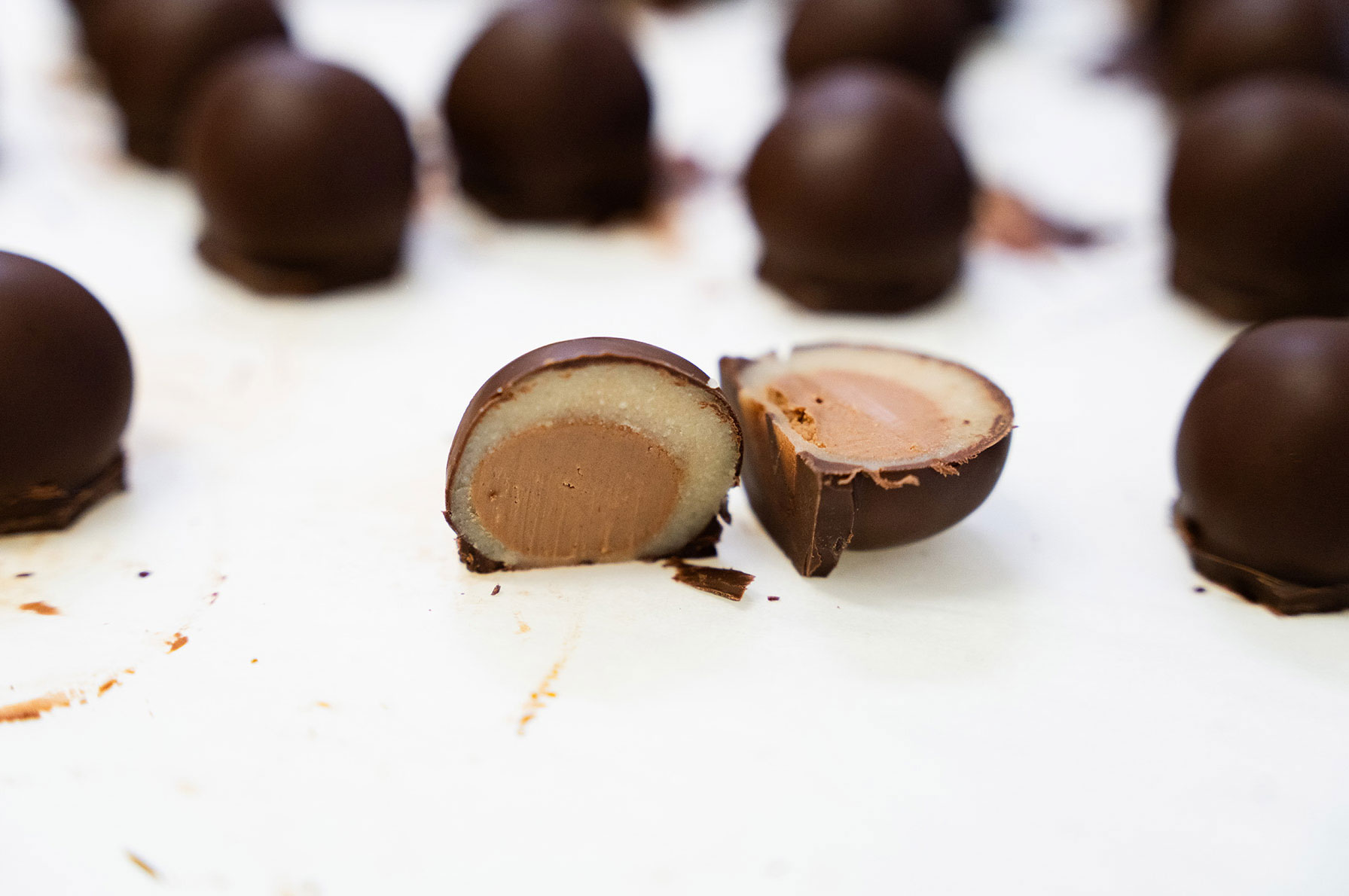 Die aufgeschnittene Mozartkugel mit Nougat in der Mitte