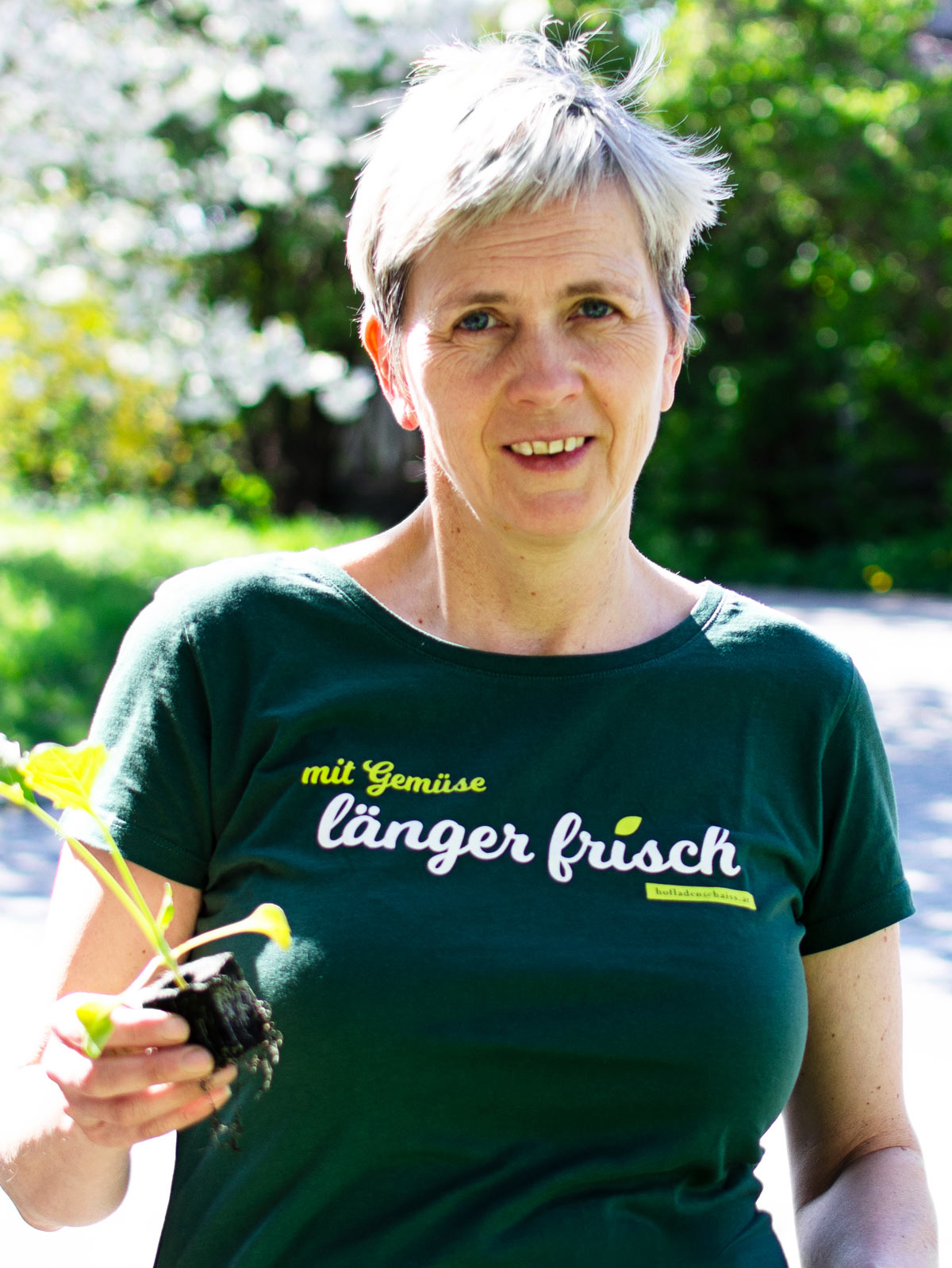 Glückliche Kundin Maria Haiss im neuen T-Shirt vom Hofladen Haiss