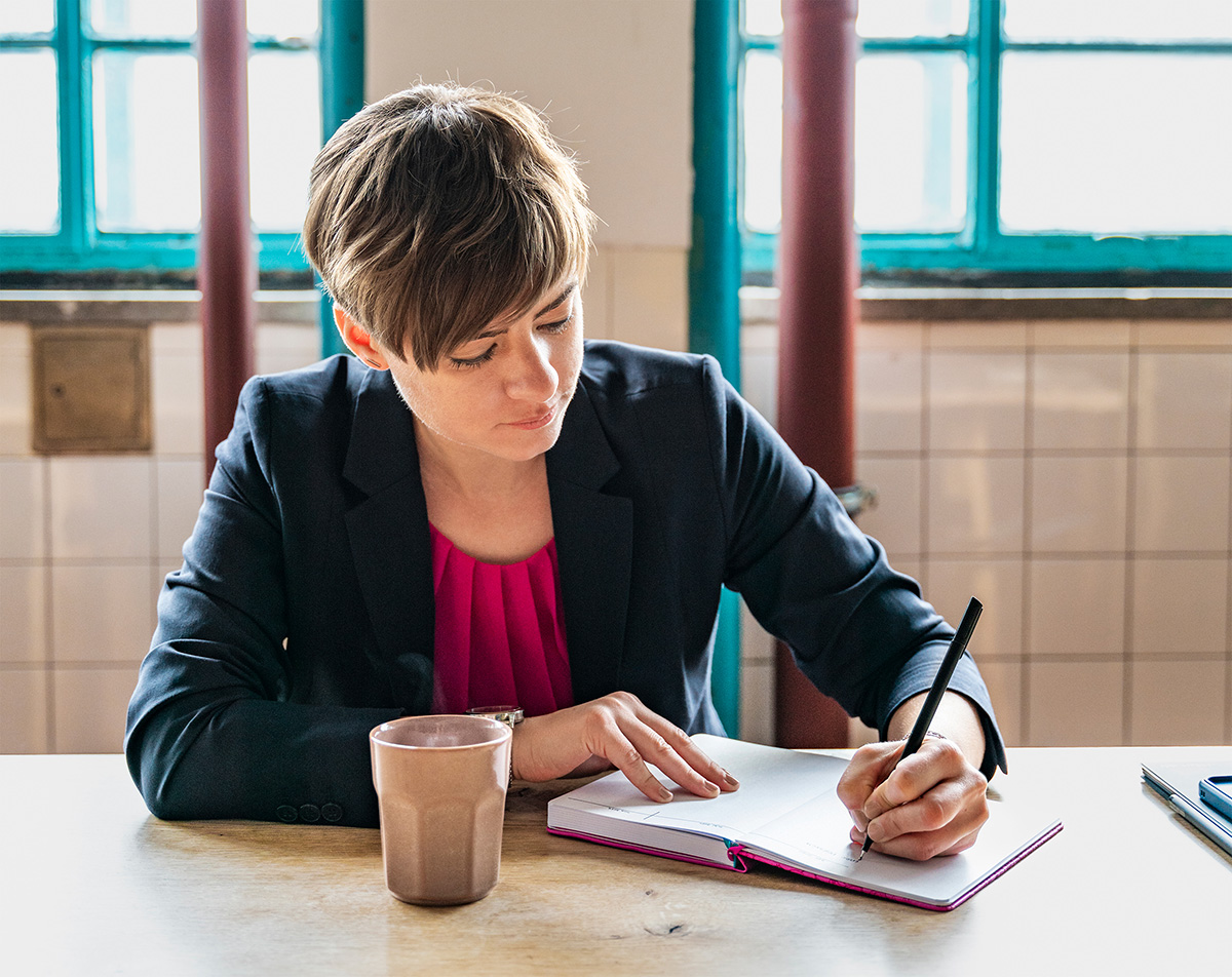 Katharina Liedl schreibt ins Notizbuch