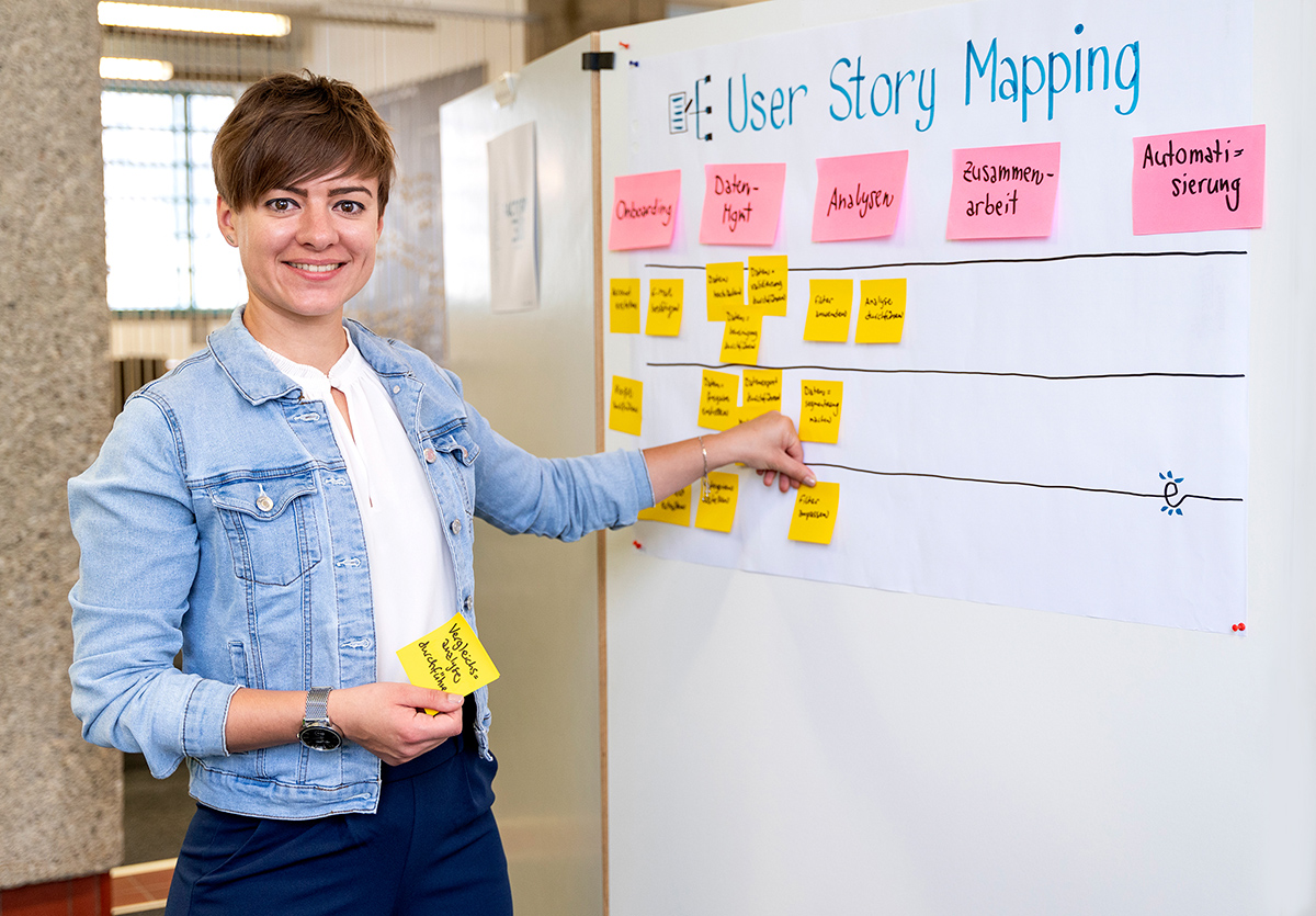 Katharina Liedl an der Flipchart mit Post-it in der Hand