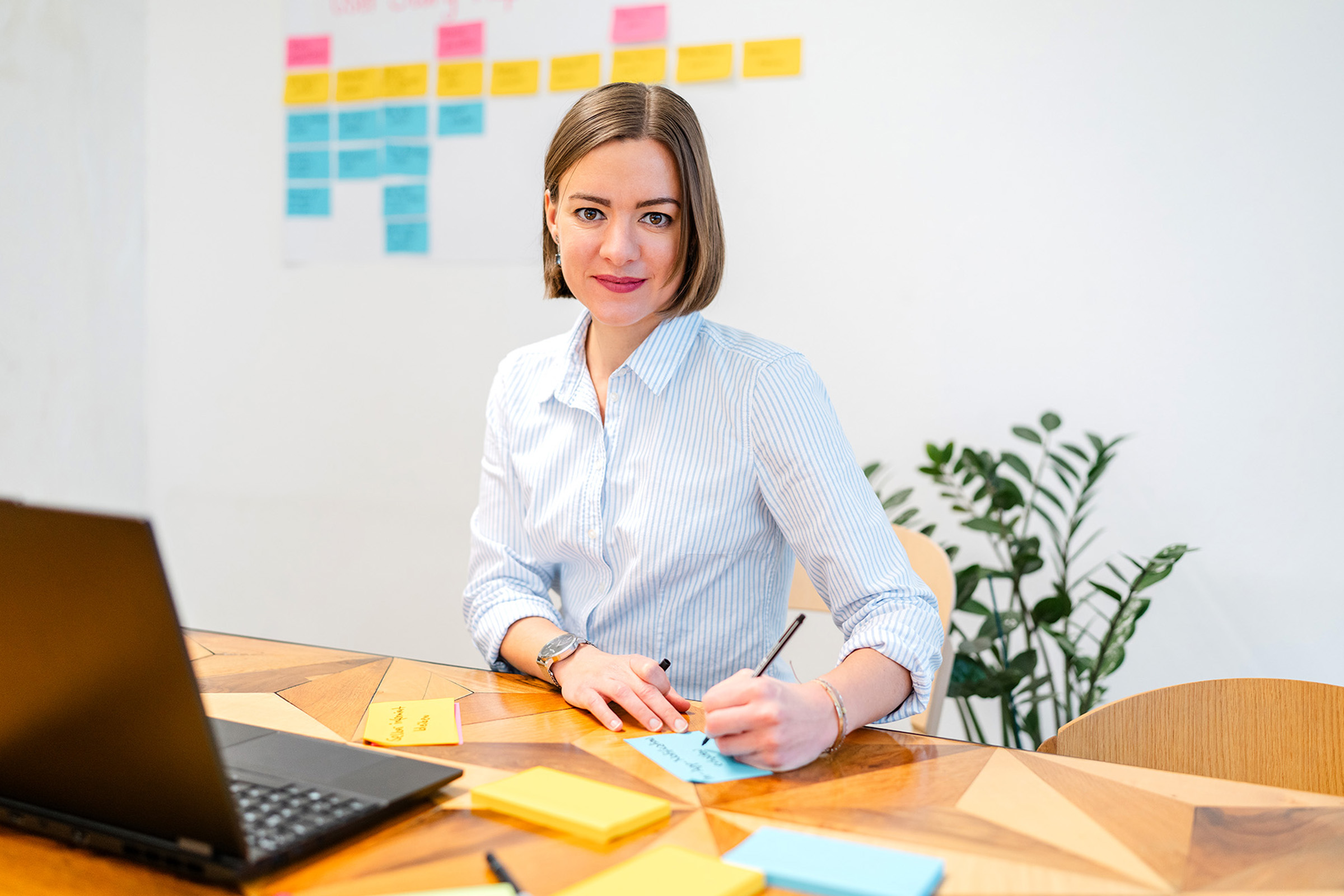 Katharina Liedl schreibt auf Post-It