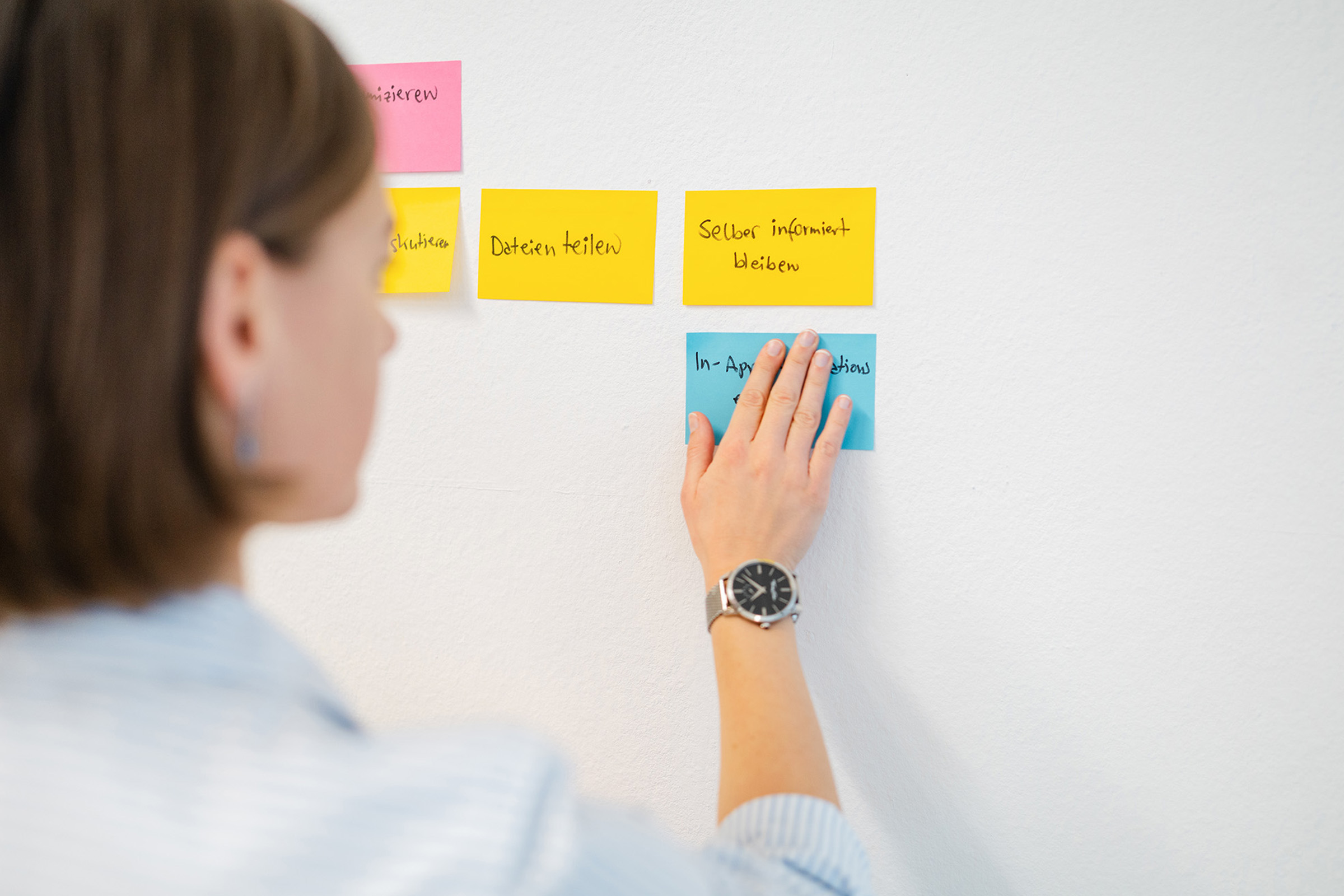 Katharina Liedl zeigt auf ein Post-It