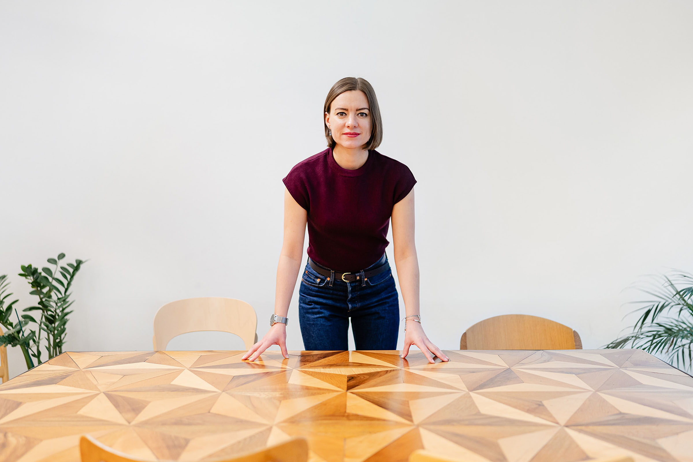 Katharina stützt sich auf den Konferenztisch