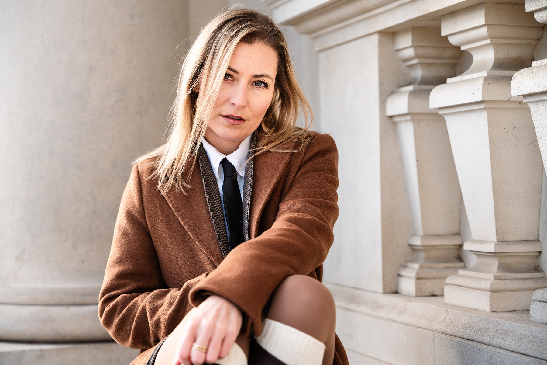 Katja schaut verträumt in die Kamera