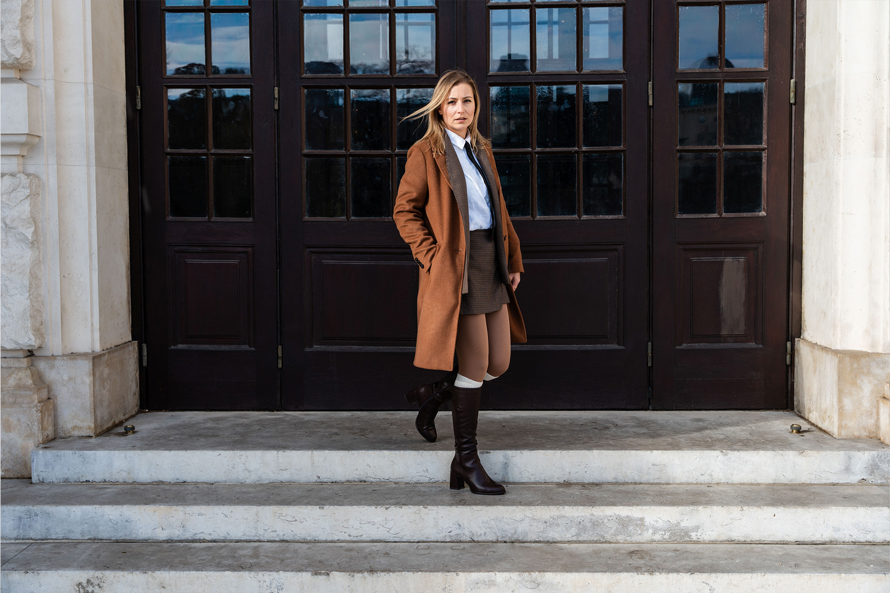 Katja steht auf den Stufen, hinter ihr Fenstertüren