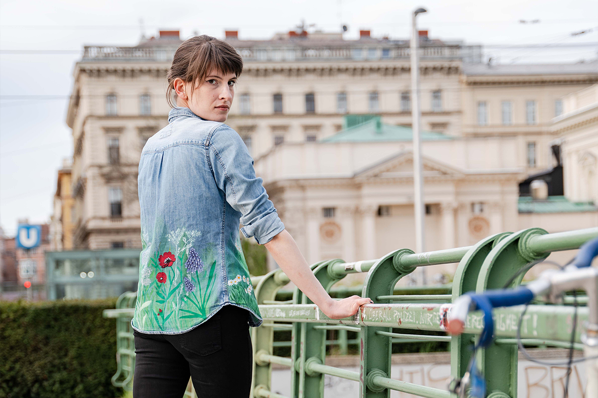 Silvia am Karlsplatz mit bemalter Jeansjacke