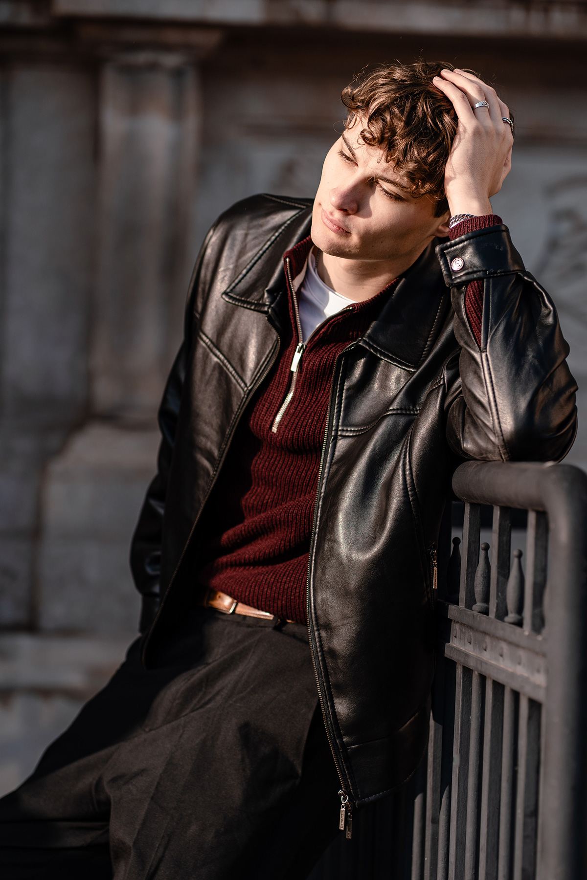 Tobi lehnt nachdenklich an einem Stiegengeländer