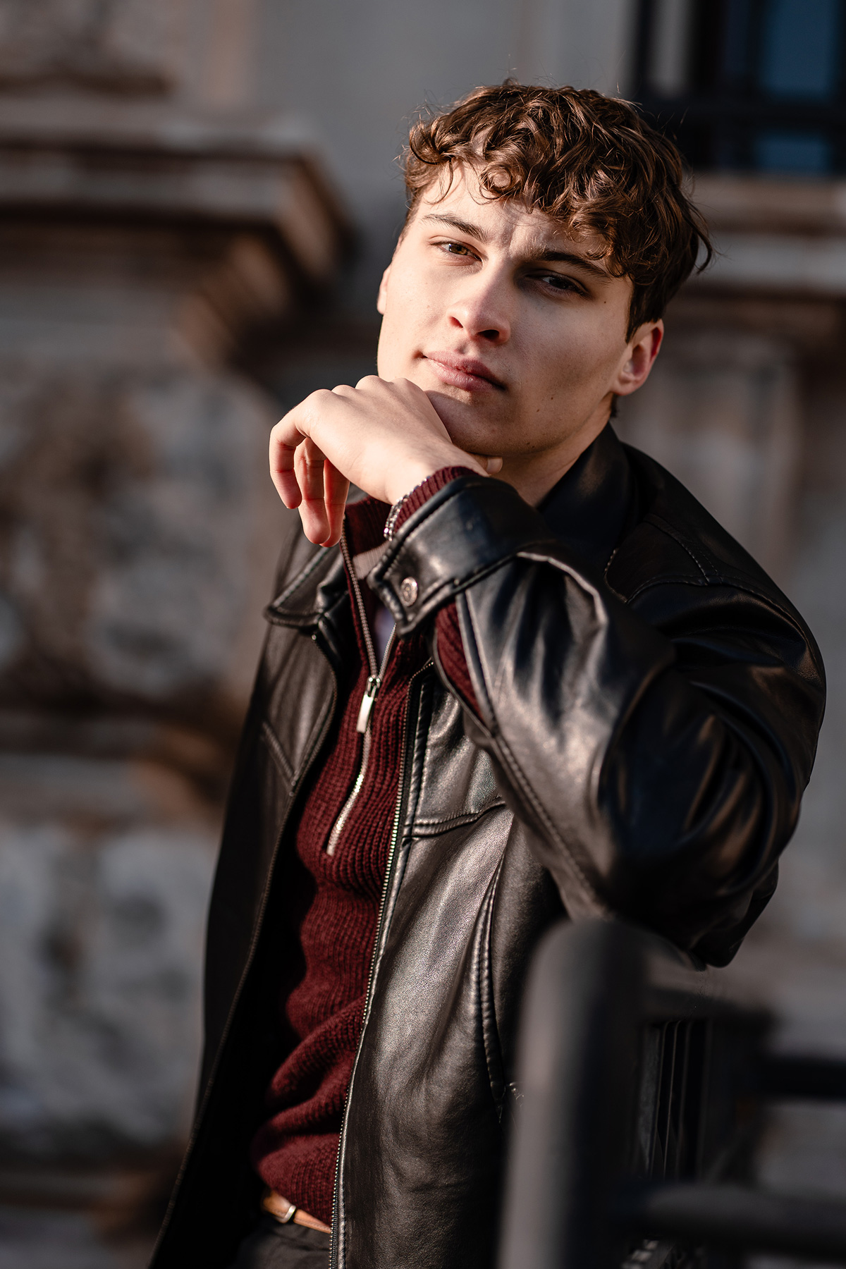 Tobi sieht nachdenklich in die Kamera