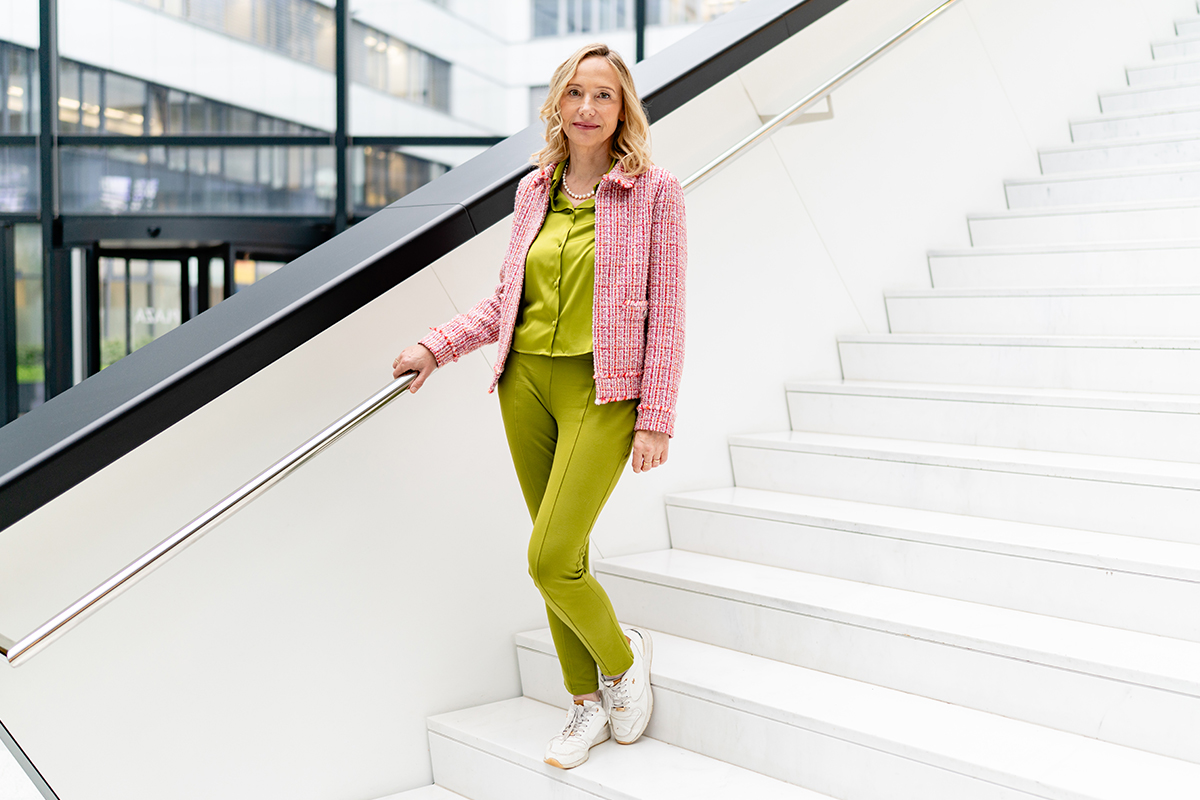 Alexandra Graf steht auf der Stiege in der Eingangshalle vom Euro Plaza