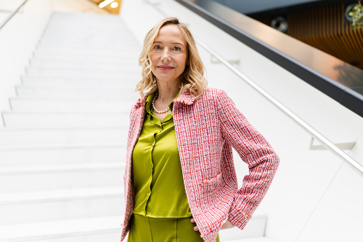 Alexandra Graf steht vor der Stiege mit einem Arm eingestützt