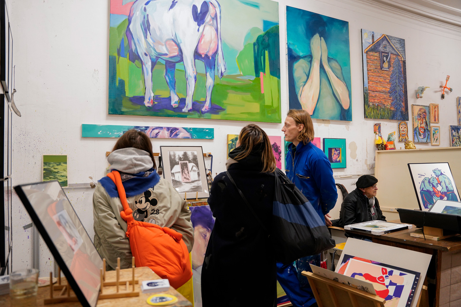 Axel zeigt seine Bilder im Studio Walls