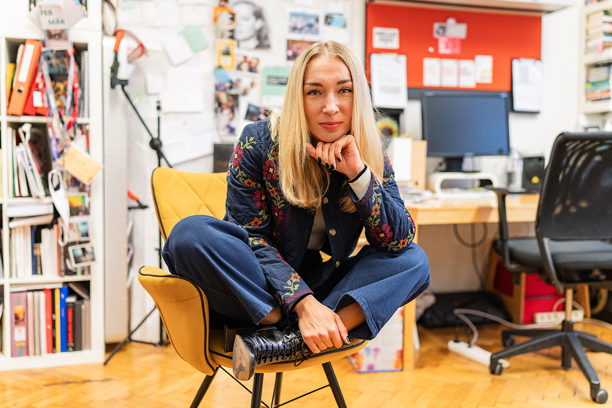 Inna sitzt auf einem Sessel im Büro, in dem der Film geschnitten wurde