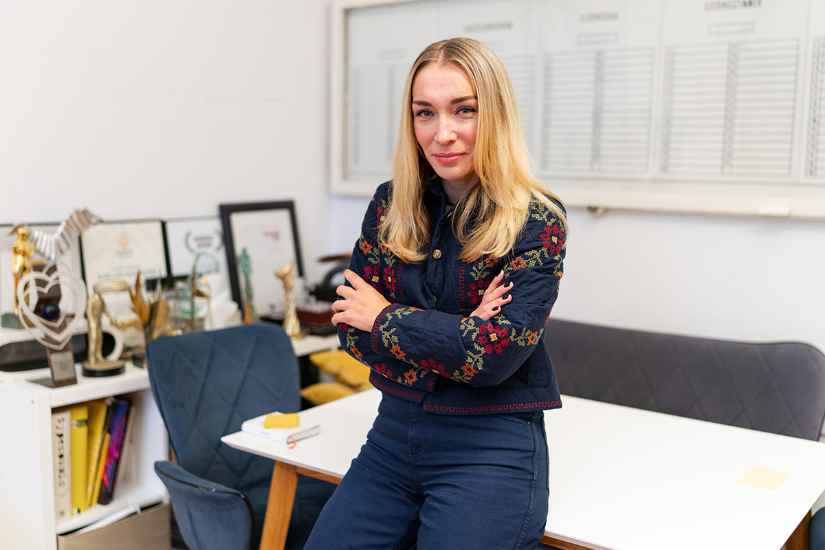 Inna lächelt subtil in die Kamera