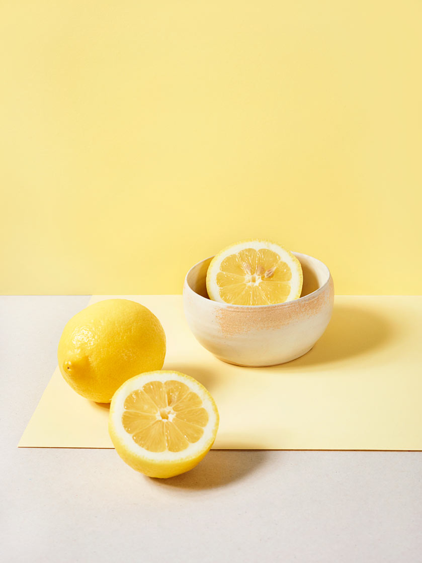 Keramik-Produktfoto mit Zitronen