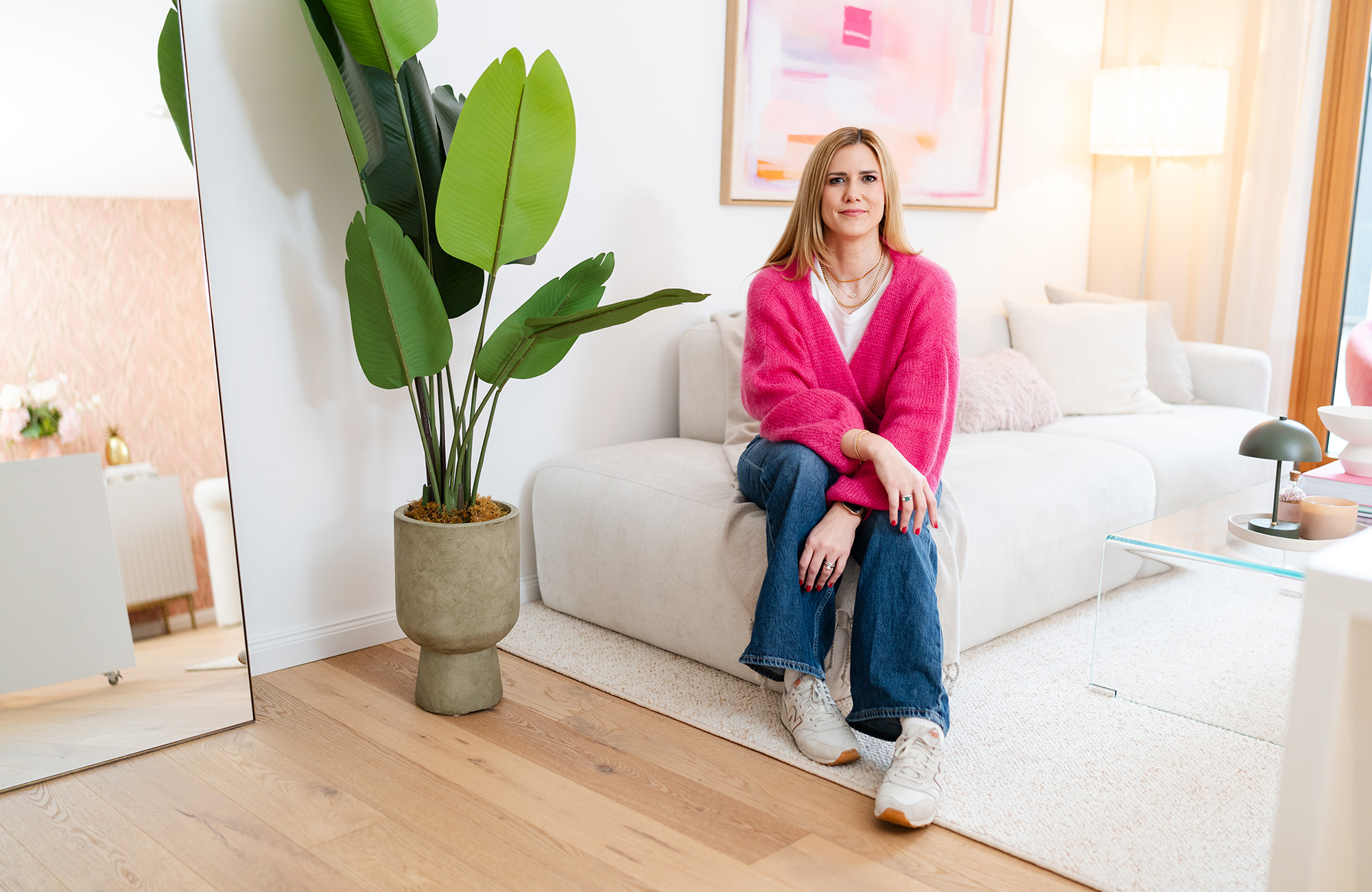 Desiree Schweiger auf der Couch in ihrem Showroom