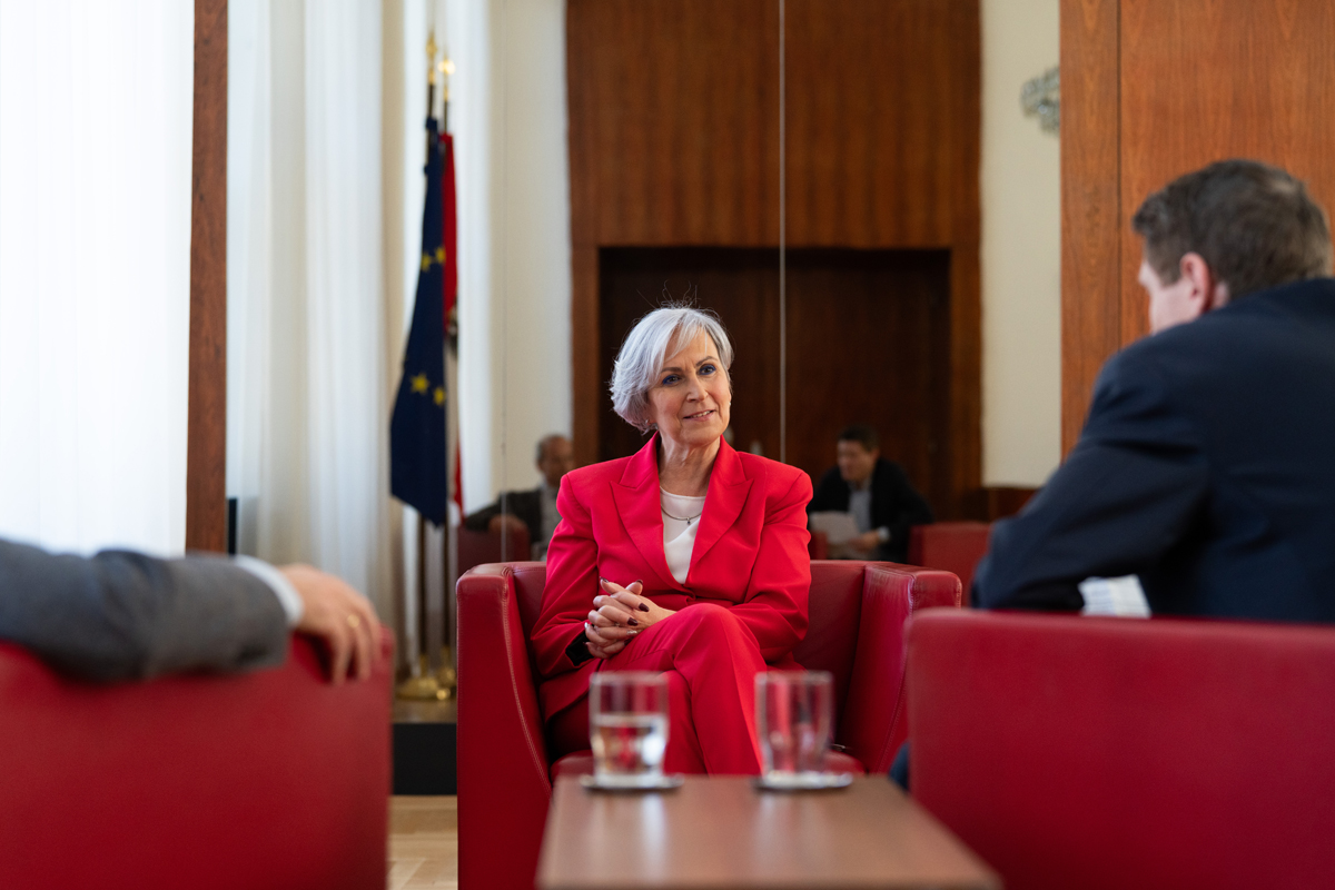 Anna Sporrer sieht zufrieden auf die Interviewpartner