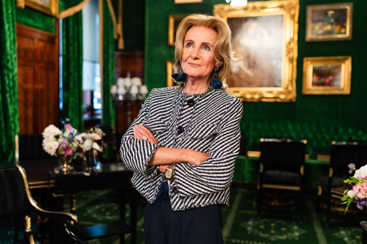 Elisabeth Gürtler steht stolz im Grünen Salon im Hotel Sacher