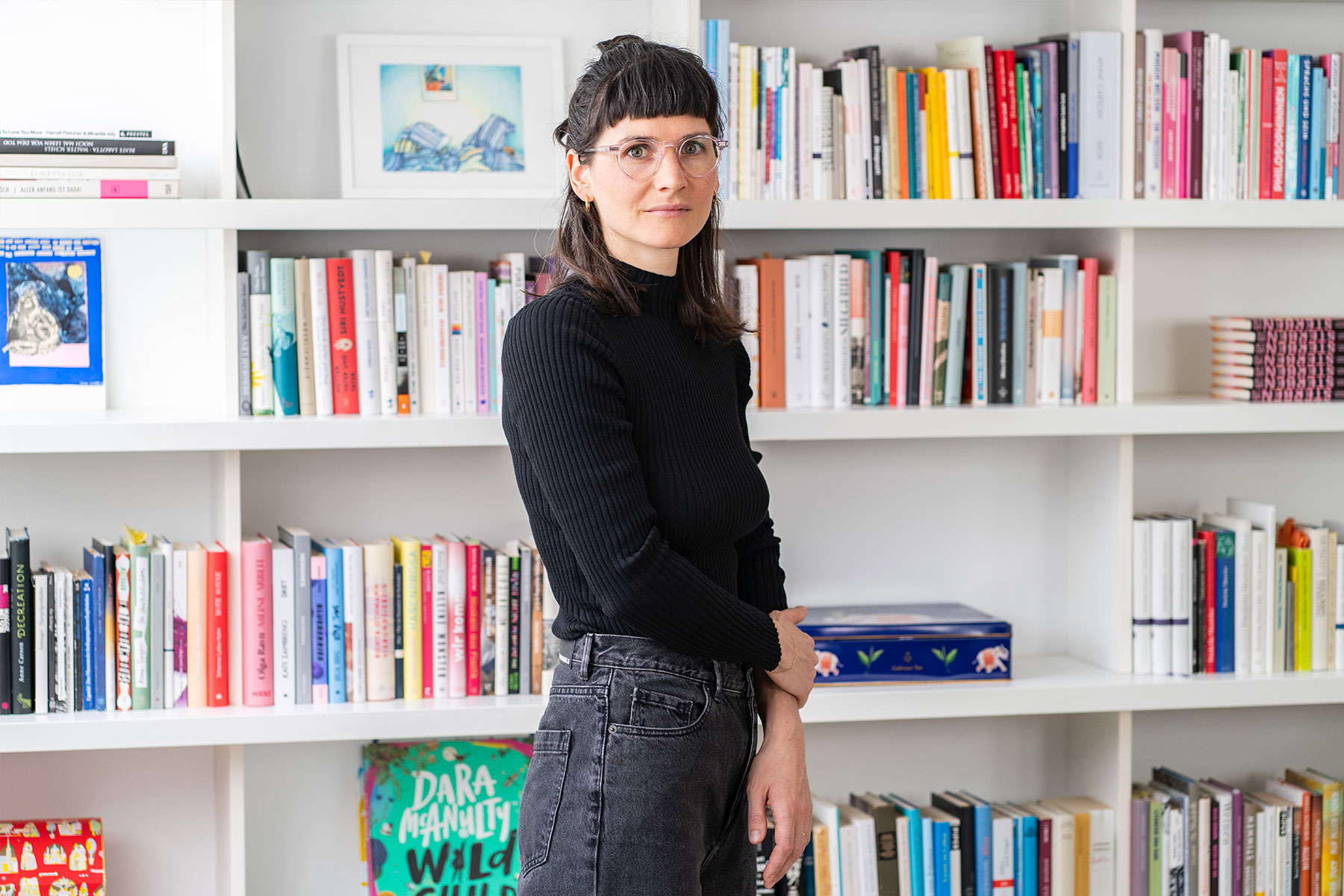 Autorin Katharina Feist-Merhaut vor ihrem Bücherregal