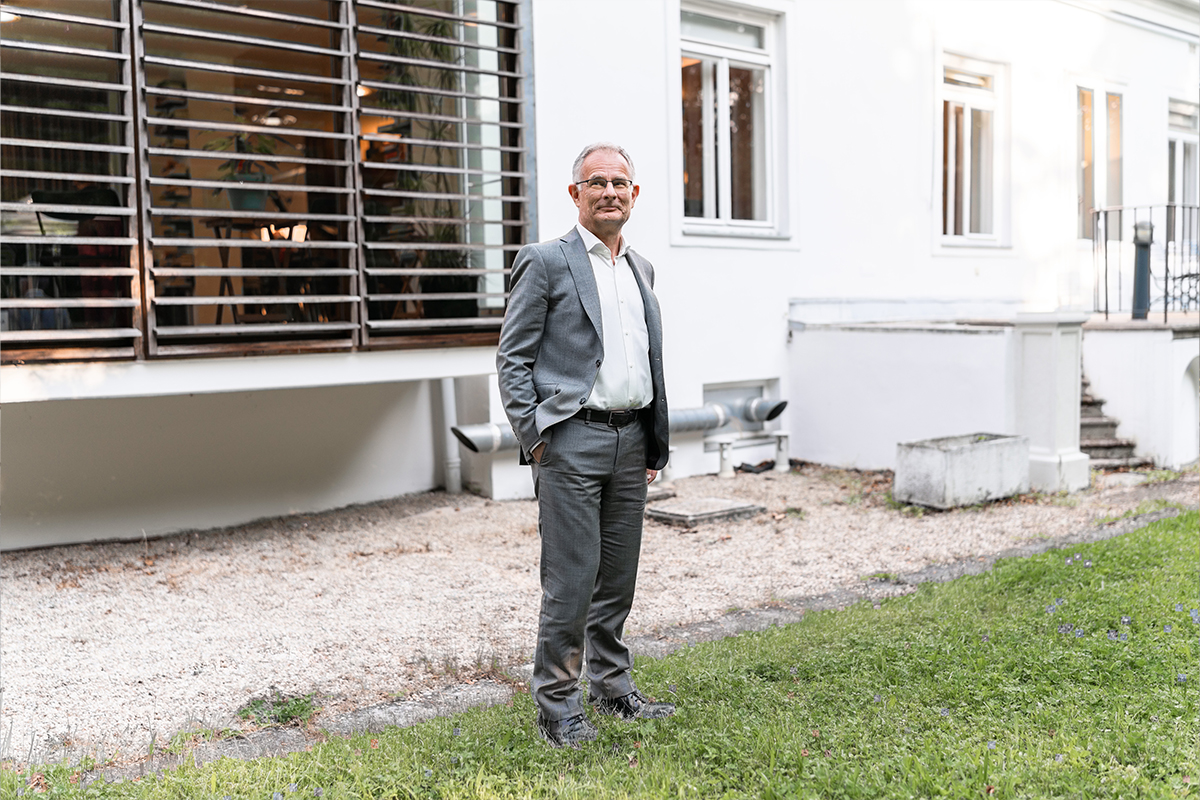 Finanzminister Markus Marterbauer vor dem Bruno Kreisky Haus in Wien