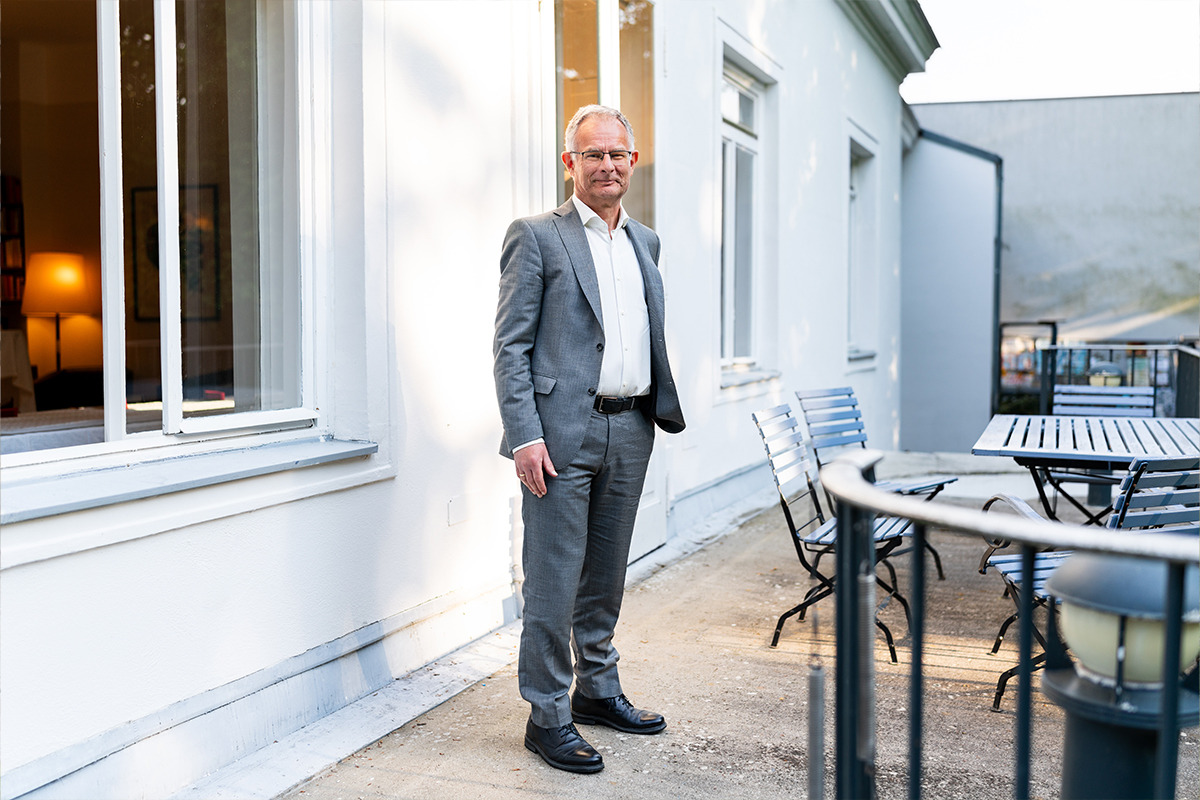 Markus Marterbauer auf der Terrasse des Bruno Kreisky Haus in Wien