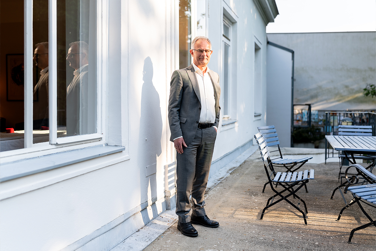 Markus Marterbauer auf der Terrasse vom Bruno Kreisky Haus in Wien
