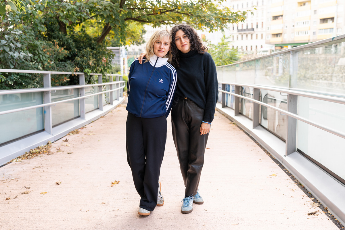 Steiner & Madlaina stehen am Radweg