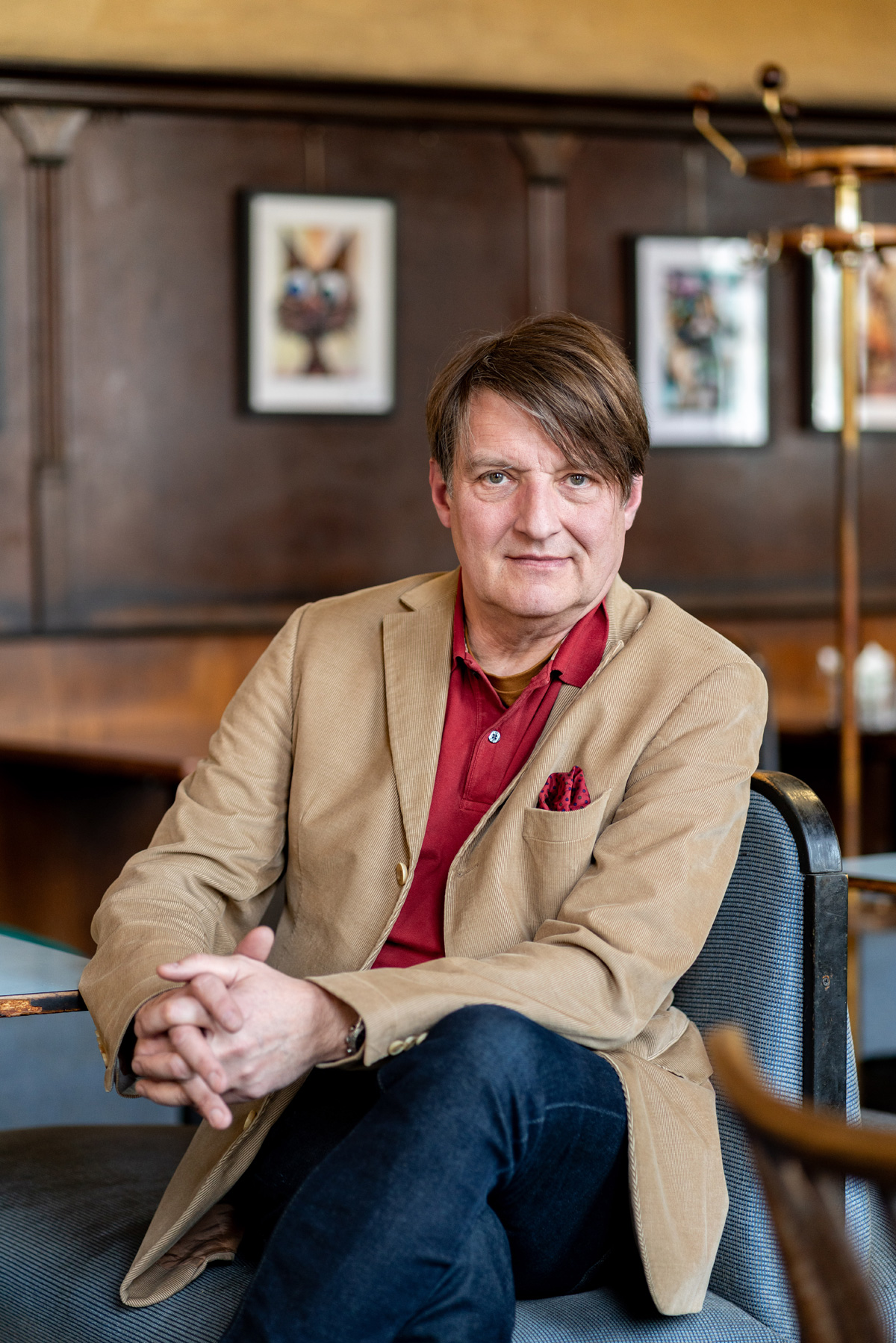 Stootsie sitzt im Café Weidinger